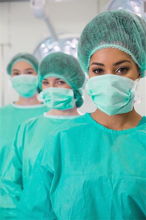 simsearch:649-08306525,k - Medical students in operating theater looking at camera at the university Stockbilder - Microstock & Abonnement, Bildnummer: 400-07940132