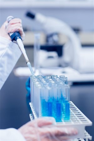 simsearch:400-07835228,k - Science student using pipette in the lab to fill test tubes at the university Stockbilder - Microstock & Abonnement, Bildnummer: 400-07940423