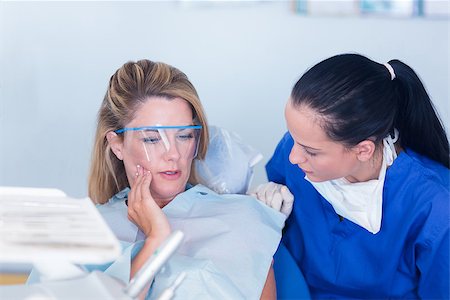 Dentist speaking with patient about toothache at the dental clinic Stock Photo - Budget Royalty-Free & Subscription, Code: 400-07940727