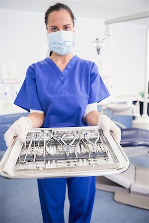 simsearch:400-07941454,k - Portrait of a dentist with surgical mask and holding tray in dental clinic Stockbilder - Microstock & Abonnement, Bildnummer: 400-07941457