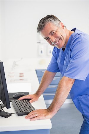 Portrait of a smiling dentist using computer in dental clinic Stockbilder - Microstock & Abonnement, Bildnummer: 400-07941481