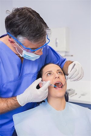 simsearch:400-07941454,k - Dentist doing injection to his patient in dental clinic Stockbilder - Microstock & Abonnement, Bildnummer: 400-07941494