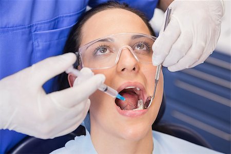 simsearch:400-07941454,k - Dentist doing injection to his patient in dental clinic Stockbilder - Microstock & Abonnement, Bildnummer: 400-07941495
