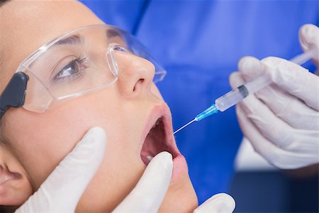 simsearch:400-07941454,k - Dentist doing injection to his patient in dental clinic Stockbilder - Microstock & Abonnement, Bildnummer: 400-07941499