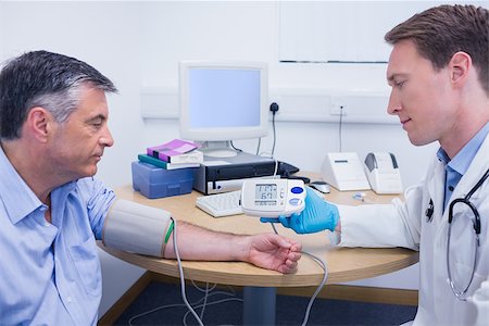 Doctor talking to his patient about his blood pressure at the hospital Foto de stock - Super Valor sin royalties y Suscripción, Código: 400-07941572