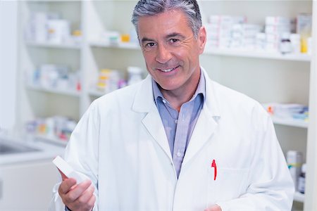 pharmacist (male) - Portrait of a smiling pharmacist wearing lab coat in the pharmacy Stock Photo - Budget Royalty-Free & Subscription, Code: 400-07941636