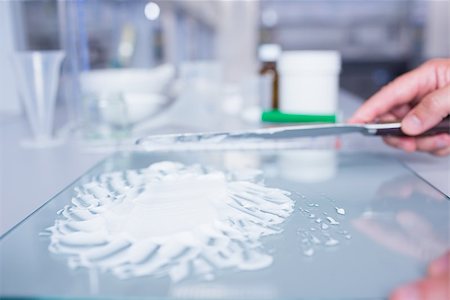 simsearch:400-07835228,k - Close up of a biochemist preparing some medicine in laboratory Stockbilder - Microstock & Abonnement, Bildnummer: 400-07941658