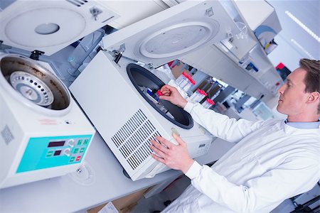 Chemist in lab coat using a centrifuge in laboratory Fotografie stock - Microstock e Abbonamento, Codice: 400-07941672