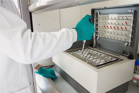 simsearch:400-07835228,k - Young scientist using a pipette in chamber at the laboratory Stockbilder - Microstock & Abonnement, Bildnummer: 400-07942201