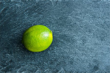 dark surface - Closeup on lime on stone substrate Photographie de stock - Aubaine LD & Abonnement, Code: 400-07954073