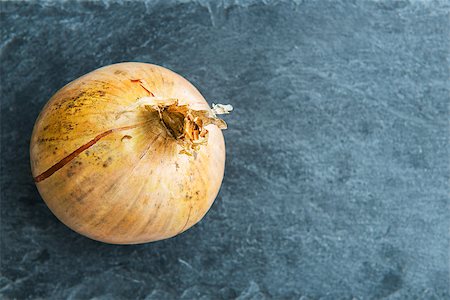 dark surface - Closeup on onion on stone substrate Photographie de stock - Aubaine LD & Abonnement, Code: 400-07954082