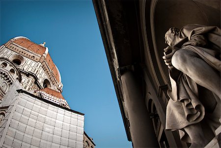 raulmellado (artist) - Statue of Brunelleschi looking at his famous dome of the church of Santa Maria del Fiore in Florence Foto de stock - Royalty-Free Super Valor e Assinatura, Número: 400-07954198