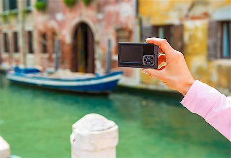 simsearch:400-07956611,k - Closeup on young woman taking photo in venice, italy Foto de stock - Royalty-Free Super Valor e Assinatura, Número: 400-07954264