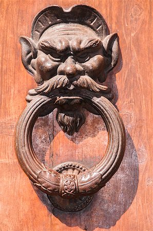 peterbaier (artist) - Doorknob at an old door in Volterra, Tuscany Foto de stock - Royalty-Free Super Valor e Assinatura, Número: 400-07954730