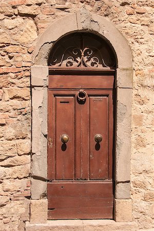 peterbaier (artist) - A weathered old door seen in Volterra, Tuscany Foto de stock - Royalty-Free Super Valor e Assinatura, Número: 400-07954732