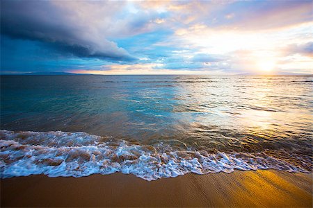 simsearch:400-04006465,k - Beautiful Hawaiian Sunset at Kihei Beach on Maui Photographie de stock - Aubaine LD & Abonnement, Code: 400-07955360
