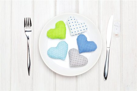 Valentines day toy hearts on plate and silverware. View from above over white wooden table Stock Photo - Budget Royalty-Free & Subscription, Code: 400-07955472
