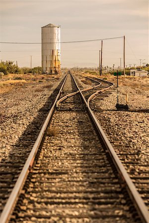 railway track in desert images - Railroad tracks and siding in the historic American west Foto de stock - Super Valor sin royalties y Suscripción, Código: 400-07955670