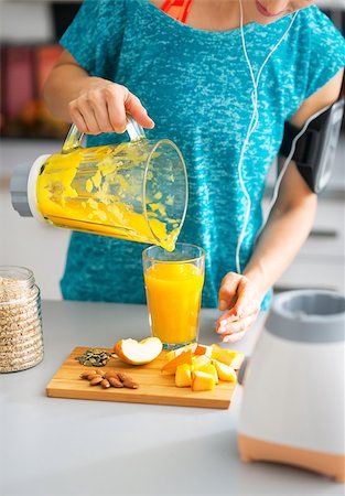 smoothie sports - Close-up on fitness young woman pouring pumpkin smoothie in glass Stock Photo - Budget Royalty-Free & Subscription, Code: 400-07955803