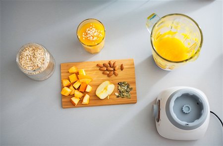 simsearch:400-06457388,k - Close-up on pumpkin smoothie and ingredients on table Photographie de stock - Aubaine LD & Abonnement, Code: 400-07955816
