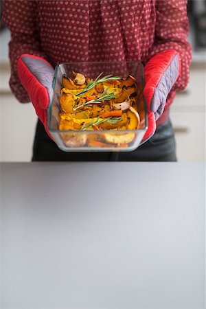 simsearch:400-07956018,k - Closeup on young housewife holding baked pumpkin Stockbilder - Microstock & Abonnement, Bildnummer: 400-07956015