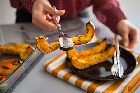 simsearch:400-07956018,k - Closeup on young housewife serving baked pumpkin Stockbilder - Microstock & Abonnement, Bildnummer: 400-07956029