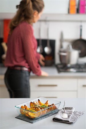 simsearch:400-07956836,k - Closeup on pan of baked pumpkin and young housewife in background Foto de stock - Royalty-Free Super Valor e Assinatura, Número: 400-07956023