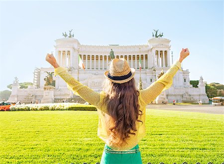 simsearch:400-07956611,k - Young woman on piazza venezia in rome, italy rejoicing. rear view Foto de stock - Royalty-Free Super Valor e Assinatura, Número: 400-07956117