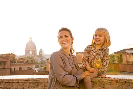 simsearch:400-07956611,k - Mother and baby girl on street overlooking rooftops of rome on sunset looking into distance Foto de stock - Royalty-Free Super Valor e Assinatura, Número: 400-07956181