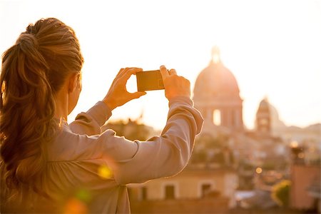 simsearch:400-07956611,k - Young woman taking photo of rome panorama on sunset. rear view Foto de stock - Royalty-Free Super Valor e Assinatura, Número: 400-07956193