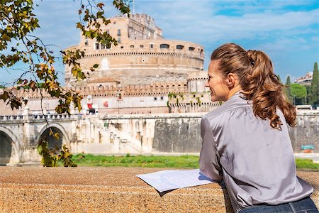 simsearch:400-07956611,k - Young woman with map on embankment near castel sant'angelo in rome italy. rear view Foto de stock - Royalty-Free Super Valor e Assinatura, Número: 400-07956205