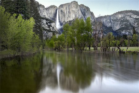 simsearch:6118-08827494,k - Merced river and Yosemite Falls at the blue hour Fotografie stock - Microstock e Abbonamento, Codice: 400-07956303