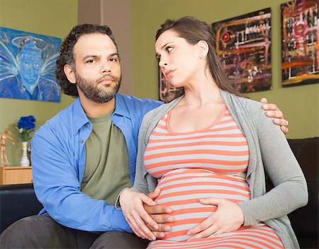 simsearch:400-07955632,k - Anxious pregnant couple sitting and holding hands Photographie de stock - Aubaine LD & Abonnement, Code: 400-07956475