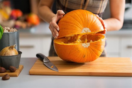 simsearch:400-07956018,k - Closeup on young housewife cutting pumpkin Stockbilder - Microstock & Abonnement, Bildnummer: 400-07956527