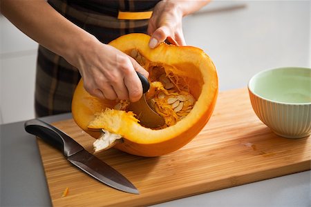 simsearch:400-07956836,k - Closeup on young housewife removing filling from pumpkin Foto de stock - Royalty-Free Super Valor e Assinatura, Número: 400-07956535