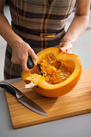simsearch:400-07956836,k - Closeup on young housewife removing filling from pumpkin Foto de stock - Royalty-Free Super Valor e Assinatura, Número: 400-07956536