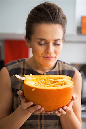 simsearch:400-07956018,k - Portrait of happy young housewife enjoying fresh pumpkin Stockbilder - Microstock & Abonnement, Bildnummer: 400-07956533