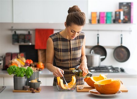 simsearch:400-07956886,k - Young housewife cooking pumpkin in kitchen Photographie de stock - Aubaine LD & Abonnement, Code: 400-07956551