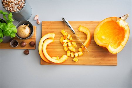 simsearch:400-08336563,k - Closeup on pumpkin on cutting board Stock Photo - Budget Royalty-Free & Subscription, Code: 400-07956560