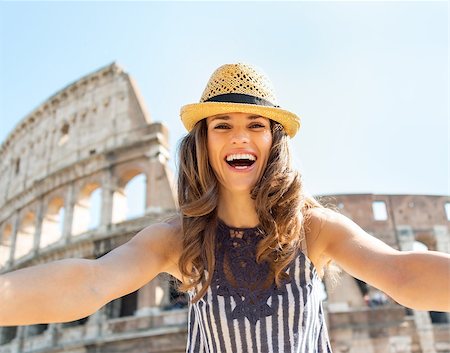 simsearch:400-07956611,k - Happy young woman making selfie in front of colosseum in rome, italy Foto de stock - Royalty-Free Super Valor e Assinatura, Número: 400-07956595