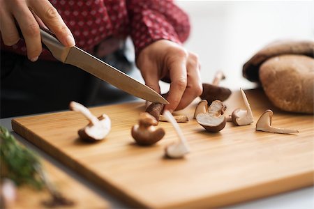 simsearch:400-07956886,k - Closeup on young housewife cutting mushrooms in kitchen Photographie de stock - Aubaine LD & Abonnement, Code: 400-07956804