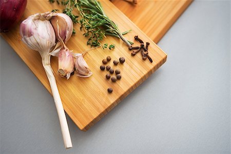 simsearch:400-07956886,k - Closeup on pepper garlic and rosmarinus on cutting board Photographie de stock - Aubaine LD & Abonnement, Code: 400-07956819