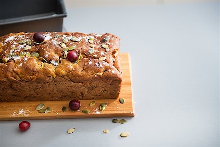 simsearch:400-07956836,k - Closeup on freshly baked pumpkin bread with seeds on table Foto de stock - Royalty-Free Super Valor e Assinatura, Número: 400-07956836