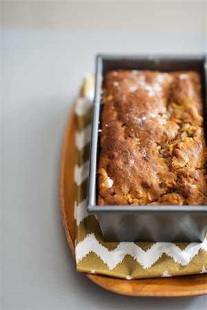 simsearch:400-07956836,k - Closeup on baking dish with bread on table Foto de stock - Royalty-Free Super Valor e Assinatura, Número: 400-07956831