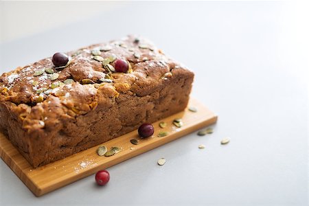 simsearch:400-07956836,k - Closeup on freshly baked pumpkin bread with seeds on table Foto de stock - Royalty-Free Super Valor e Assinatura, Número: 400-07956833