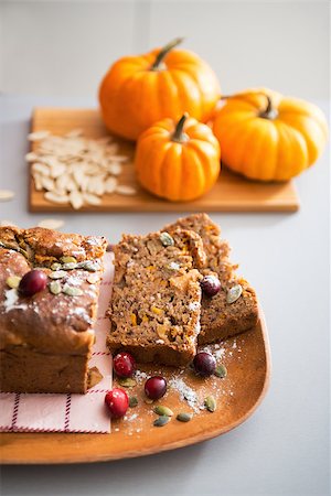 simsearch:400-07956836,k - Closeup on freshly baked pumpkin bread with seeds Foto de stock - Royalty-Free Super Valor e Assinatura, Número: 400-07956851