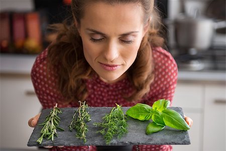 simsearch:400-07956886,k - Portrait of young housewife enjoying fresh spices herbs Photographie de stock - Aubaine LD & Abonnement, Code: 400-07956871