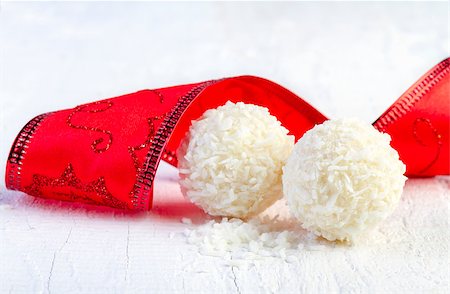 Coconut snowball truffles on white background. Arrangement of coconut cookies on wooden elegant background. Foto de stock - Super Valor sin royalties y Suscripción, Código: 400-07951421