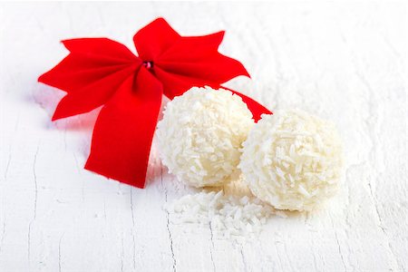 Coconut snowball truffles on white background. Arrangement of coconut cookies on wooden elegant background. Foto de stock - Super Valor sin royalties y Suscripción, Código: 400-07951422