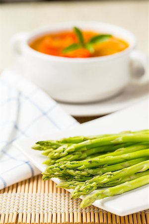 simsearch:6113-08985950,k - Bunch of fresh asparagus tie with rope Photographie de stock - Aubaine LD & Abonnement, Code: 400-07951952
